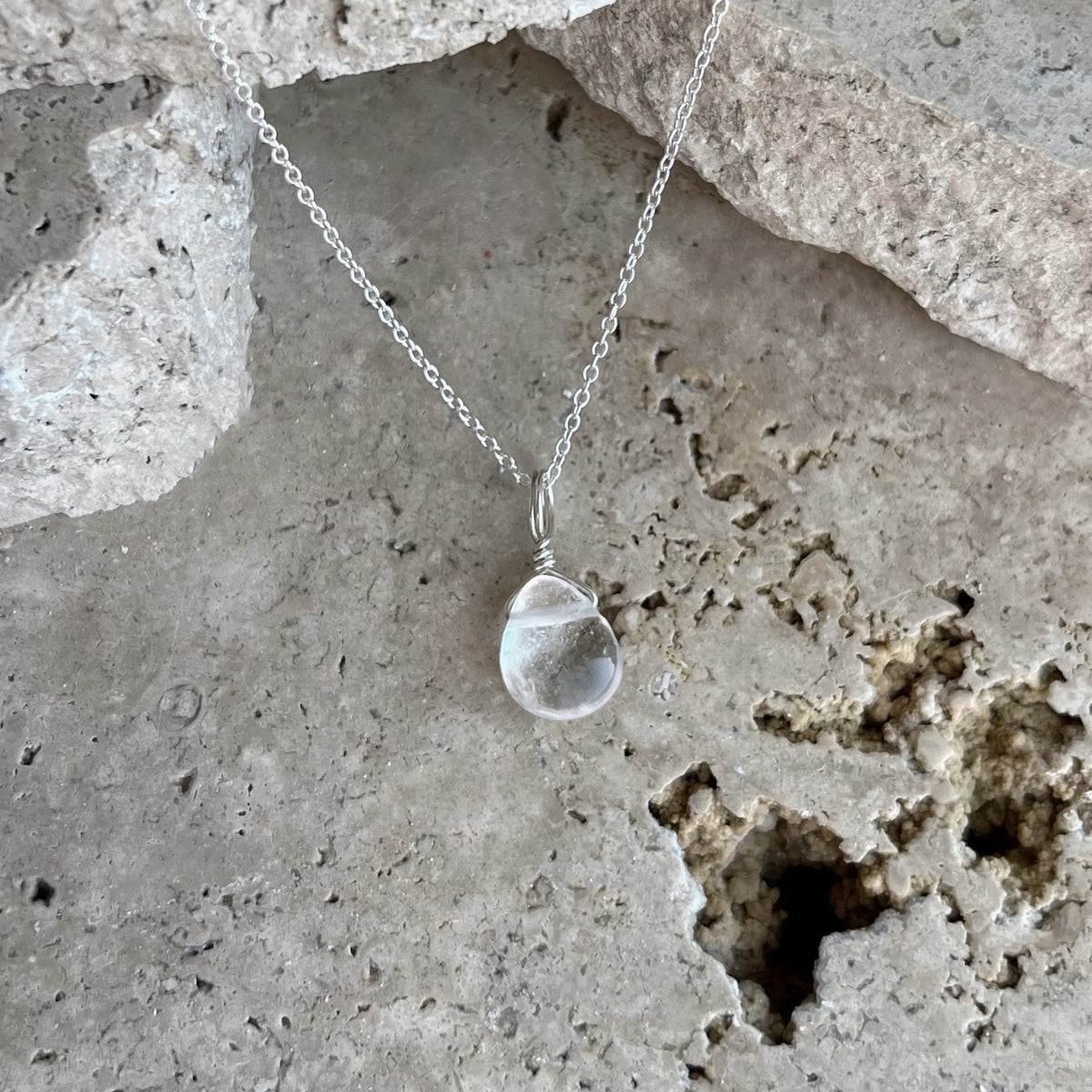 White store quartz necklace